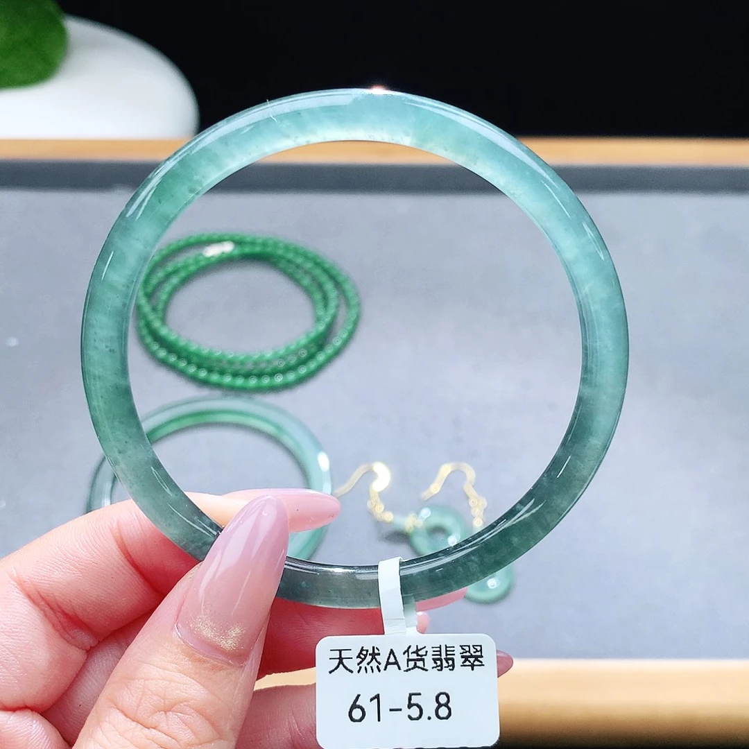 未镶嵌手镯（圆镯）翡翠