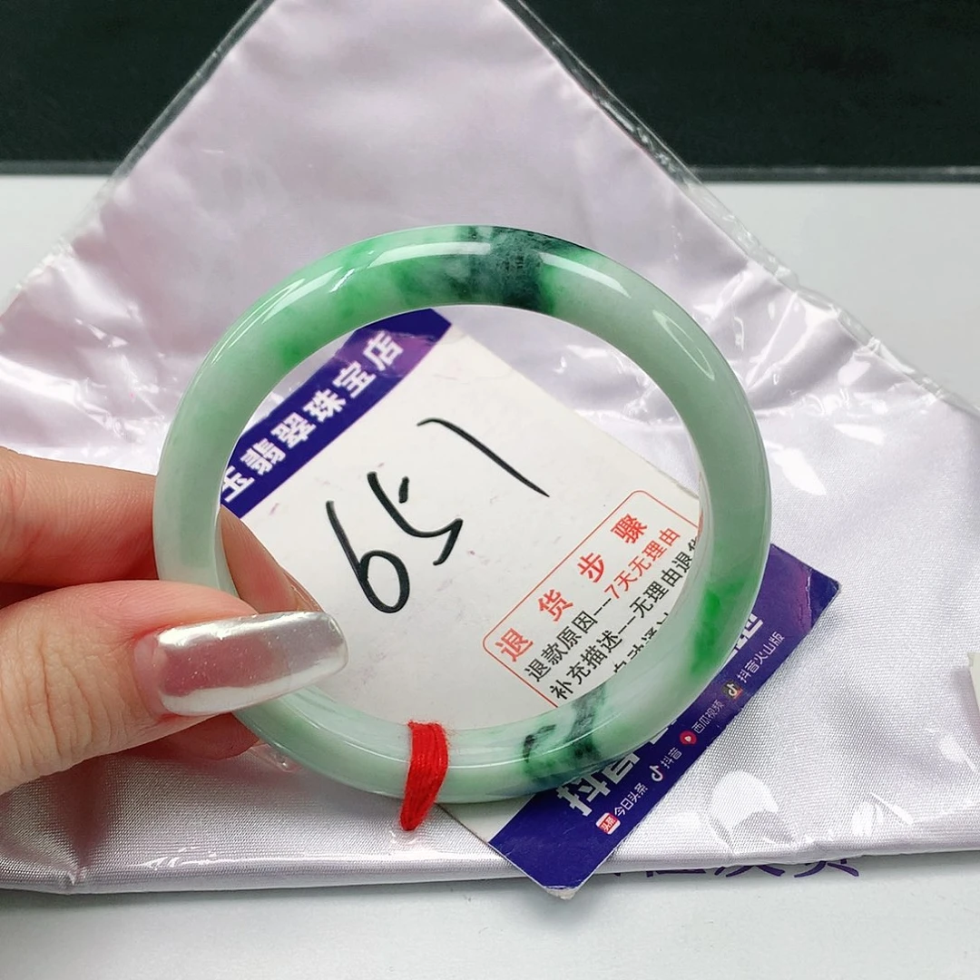 翡翠手镯未镶嵌小****?翡翠手镯