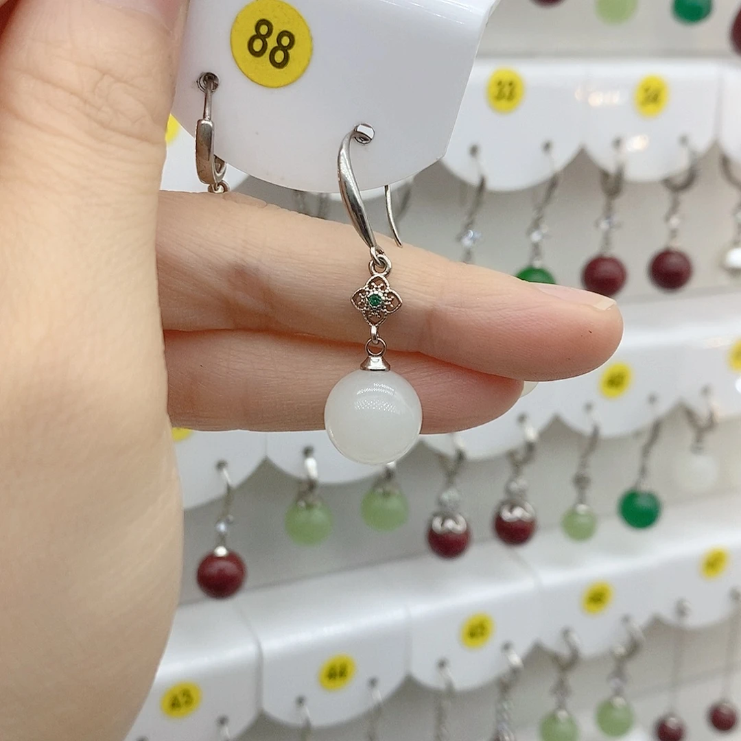 足银足銀耳勾綠钻白玉