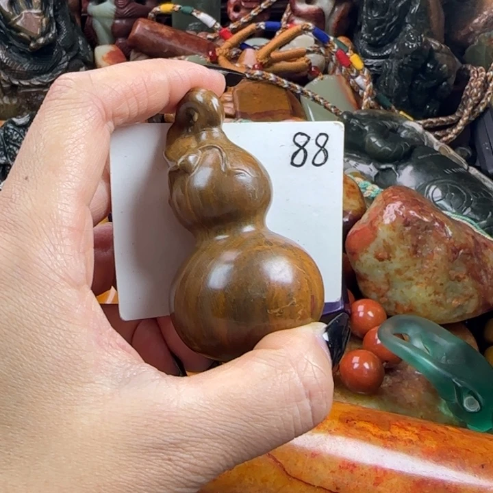 未镶嵌透闪石质玉珠宝奇石