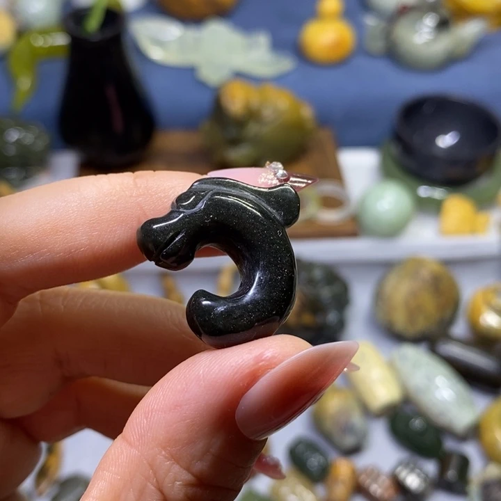 透闪石质玉未镶嵌挂件通孔