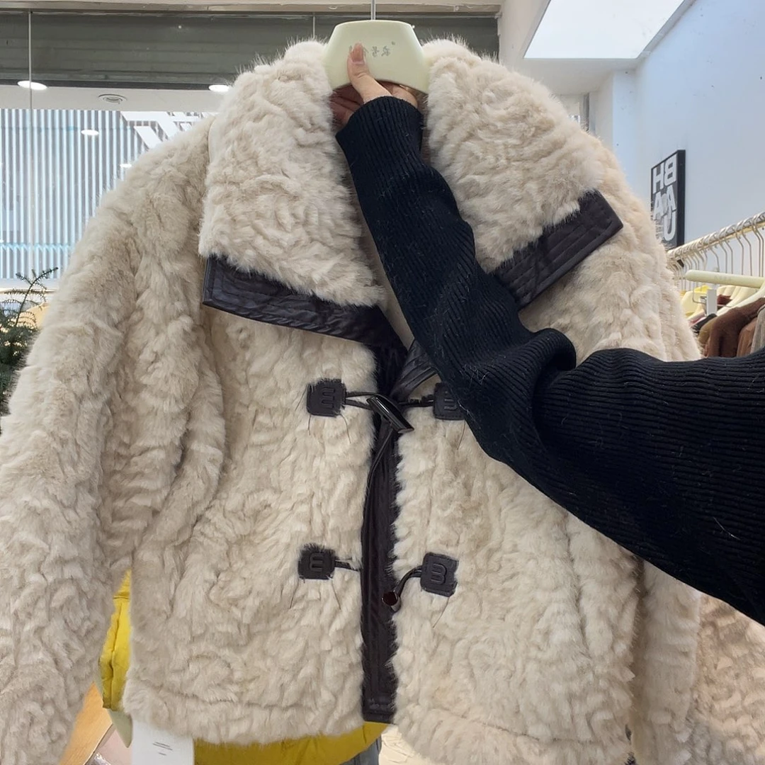 翻领毛毛外套牛角扣燕麦色