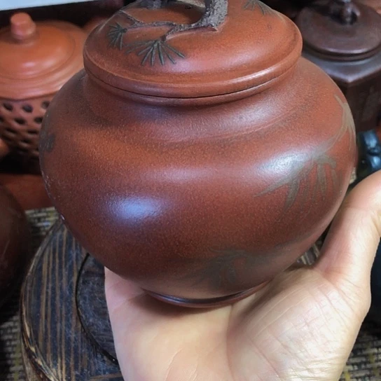 茶壶紫砂原矿泥料手工制作的一把紫砂壶。