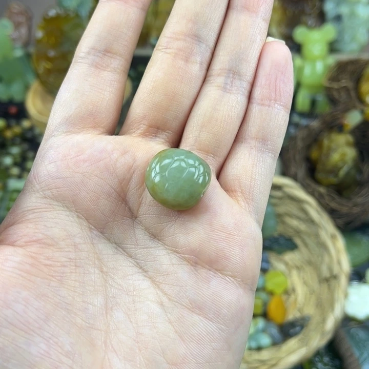 乐***扬蛇纹石玉未镶嵌颈饰