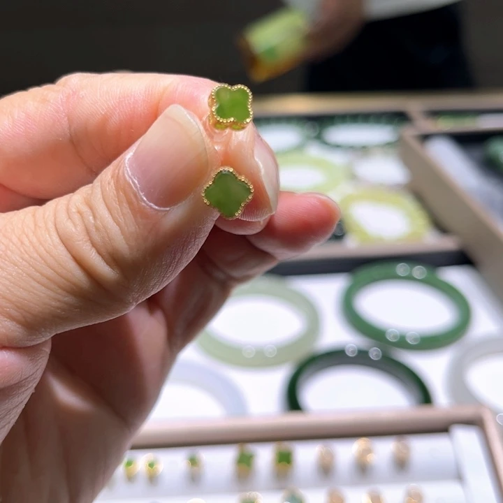 和田玉（碧玉）银S925镶嵌耳钉四叶草碧玉耳钉