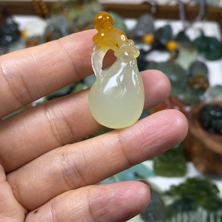 未镶嵌蛇纹石玉吊坠