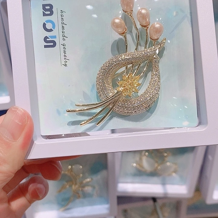 铜合金锆石天然珠珠爱心胸针