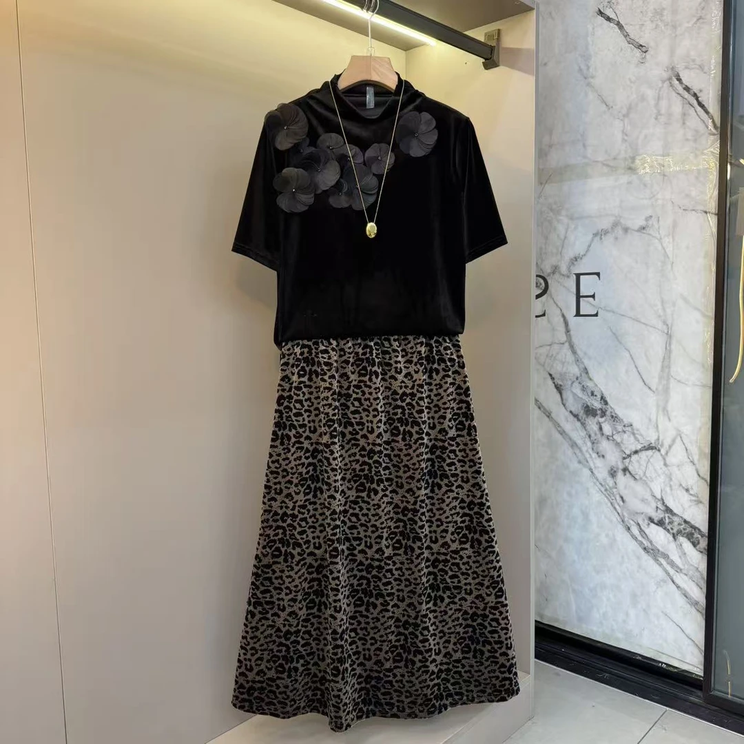 2025欧货显瘦洋气设计感气质盘扣胖mm花朵上衣+豹纹半裙套装9982