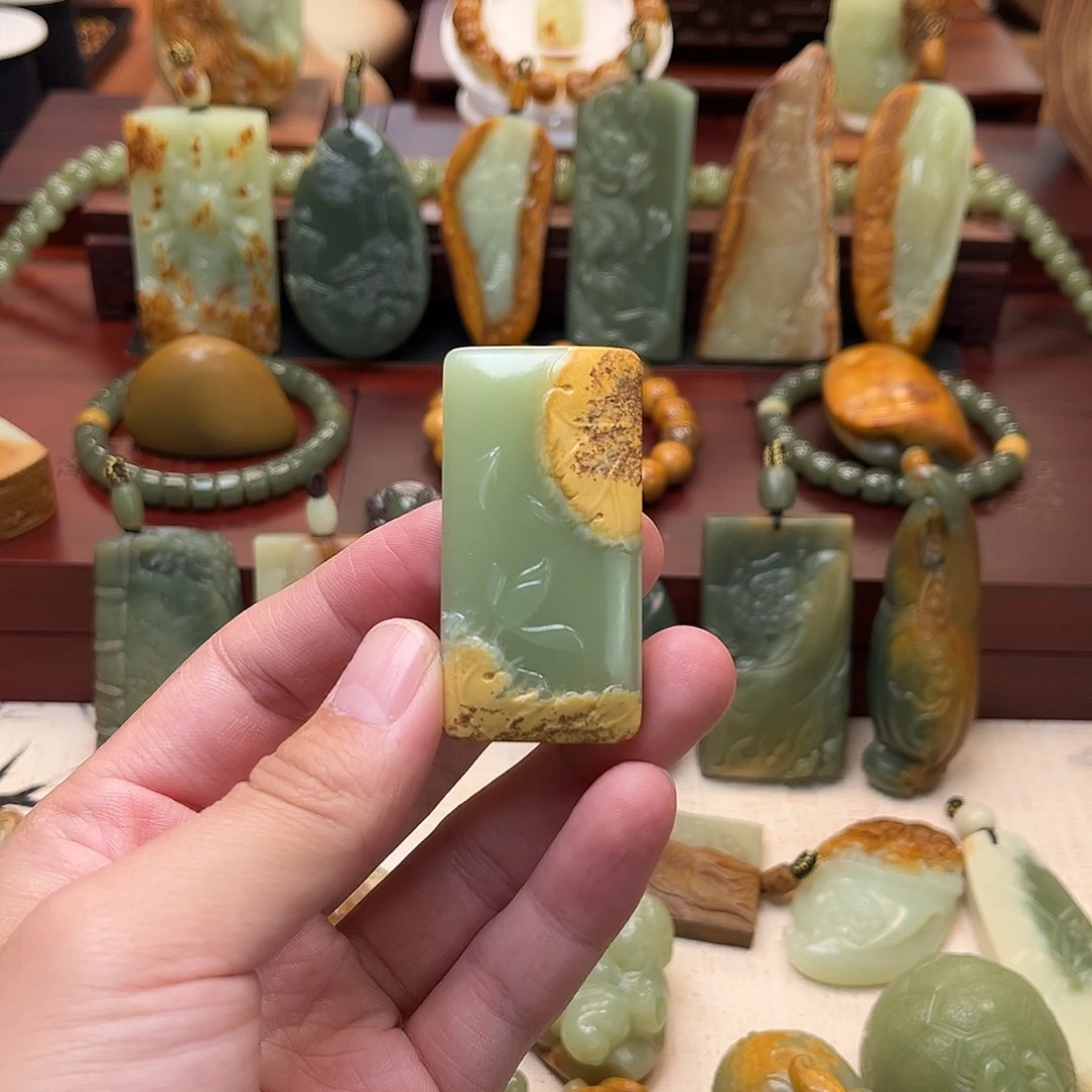 强***笑颈饰未镶嵌岫岩河磨玉（透闪石质玉）