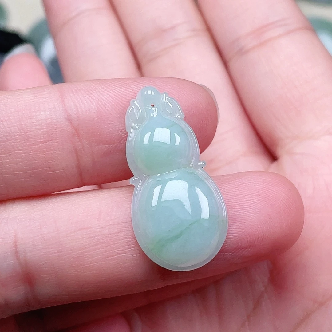 翡翠未镶嵌颈饰葫芦