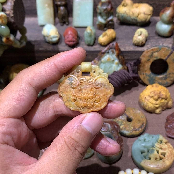 未镶嵌岫岩河磨玉(透闪石质玉)把件