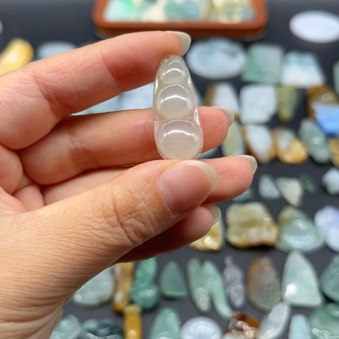 翡翠未镶嵌颈饰福豆