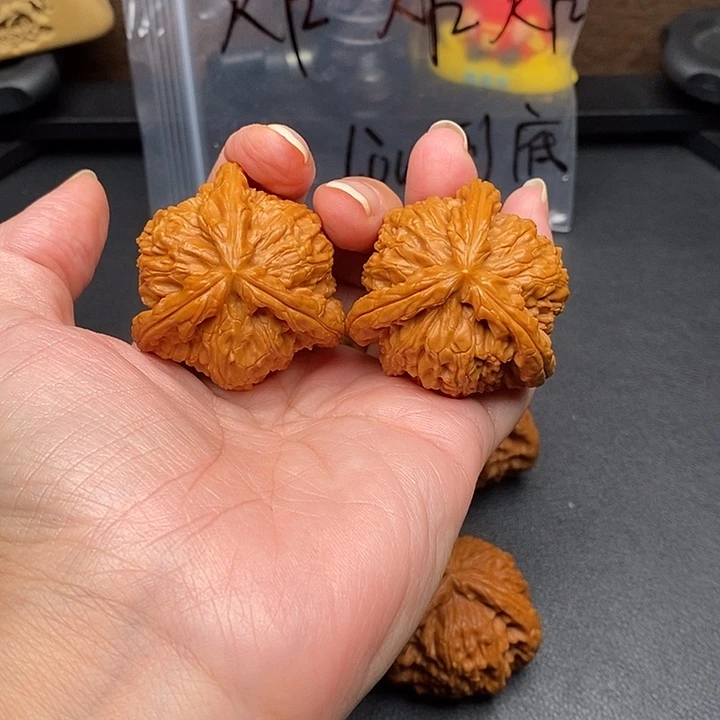 ﷽***﷽文玩核桃把件白奔