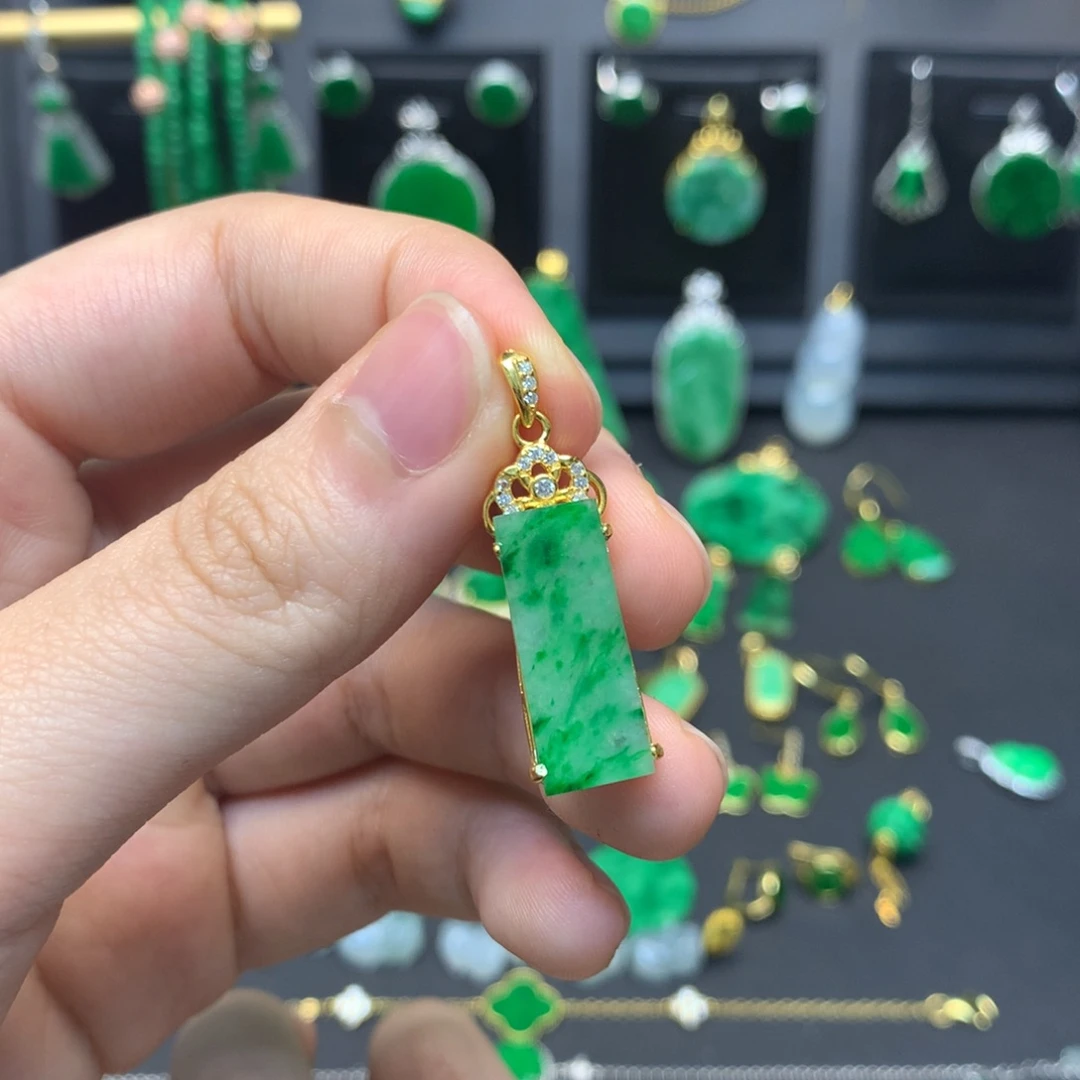 翡翠未镶嵌颈饰有纹裂