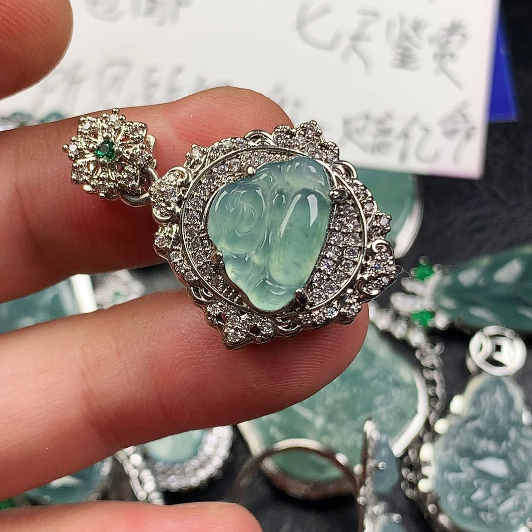 翡翠未镶嵌颈饰佛公
