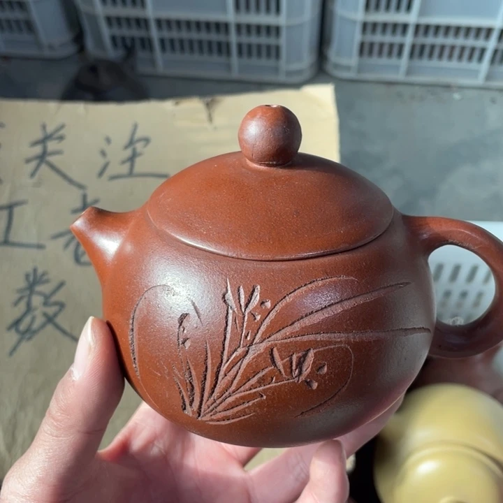 老厂紫砂壶一件。