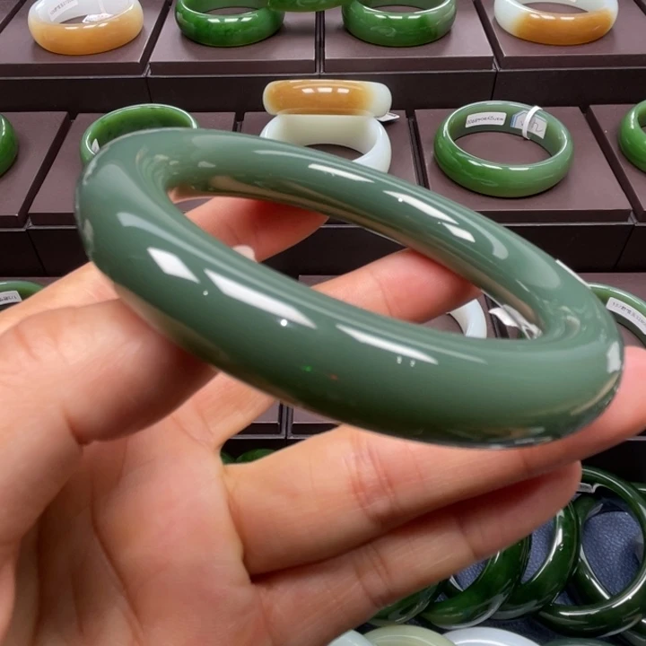 和田玉未镶嵌手镯