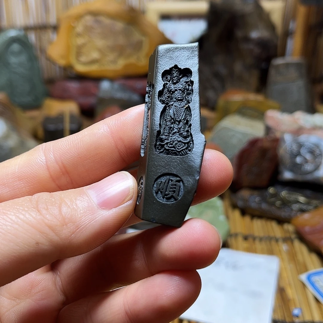 新疆原石雕刻手把件