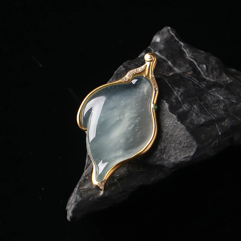 名玉艺术【凝露灵叶】 天然缅甸翡翠 18K金镶嵌 冰种 白冰翡翠吊坠