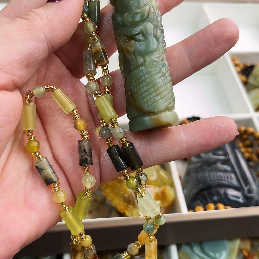 蛇纹石玉颈饰未镶嵌