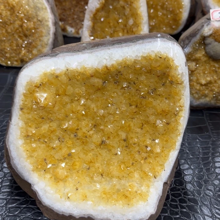 水晶珠宝半成品未镶嵌黄晶屏风