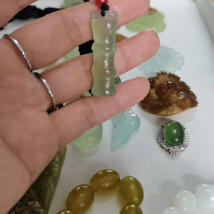 未镶嵌蛇纹石玉吊坠