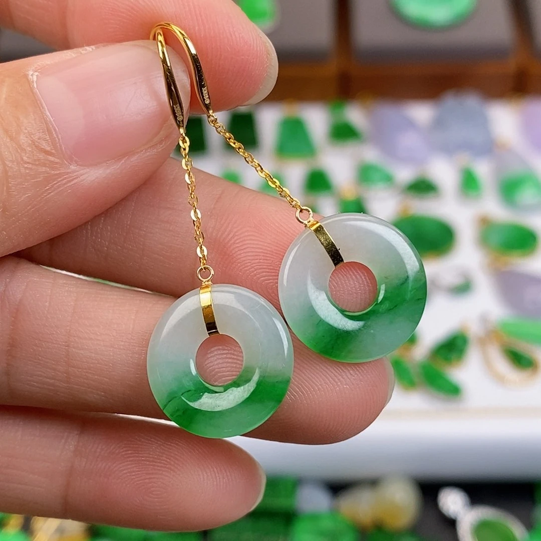 吊坠(不含链)18K金镶嵌翡翠来***?