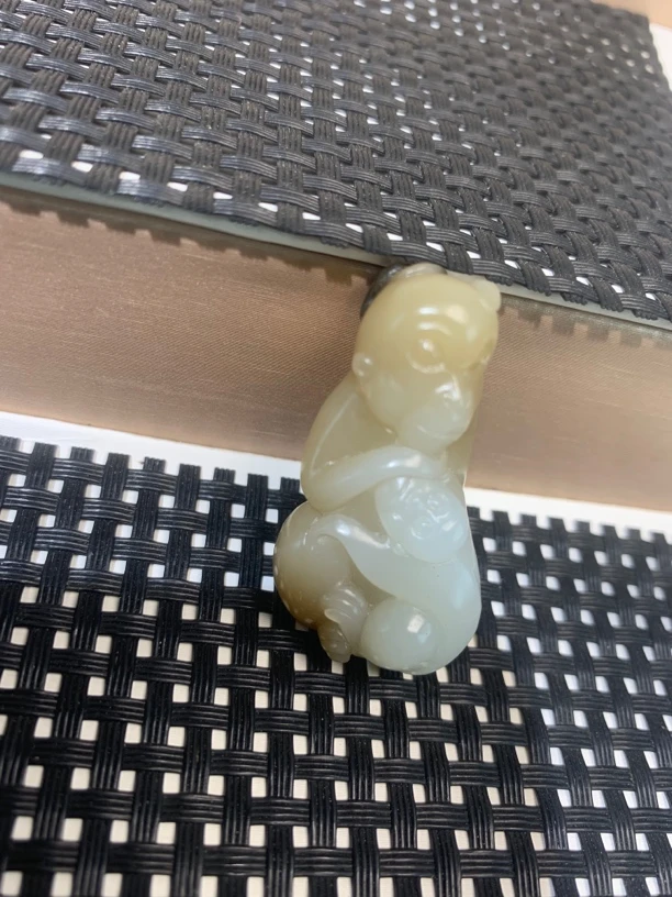 和田玉十二生肖(猴)俏色巧雕可爱小清新