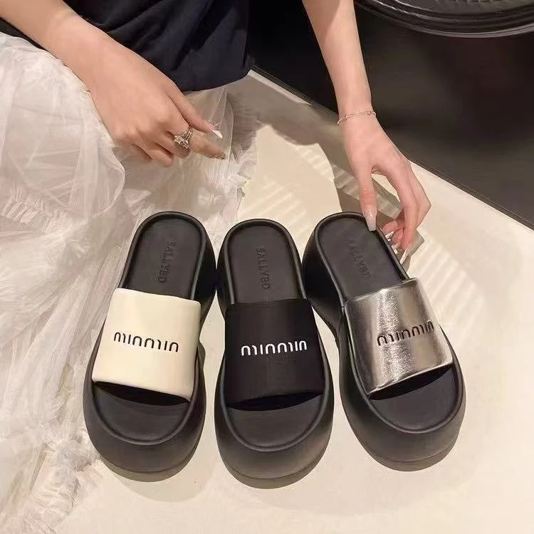 小敏家 清货~就几双 7CM！网红坡跟绝美高级感字母一字拖鞋U311