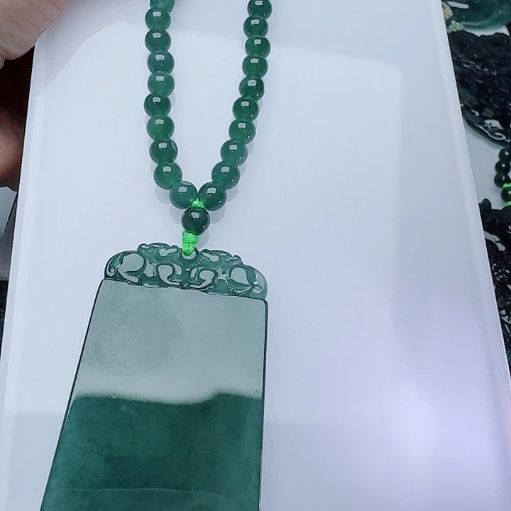 翡翠未镶嵌颈饰多样性发其一