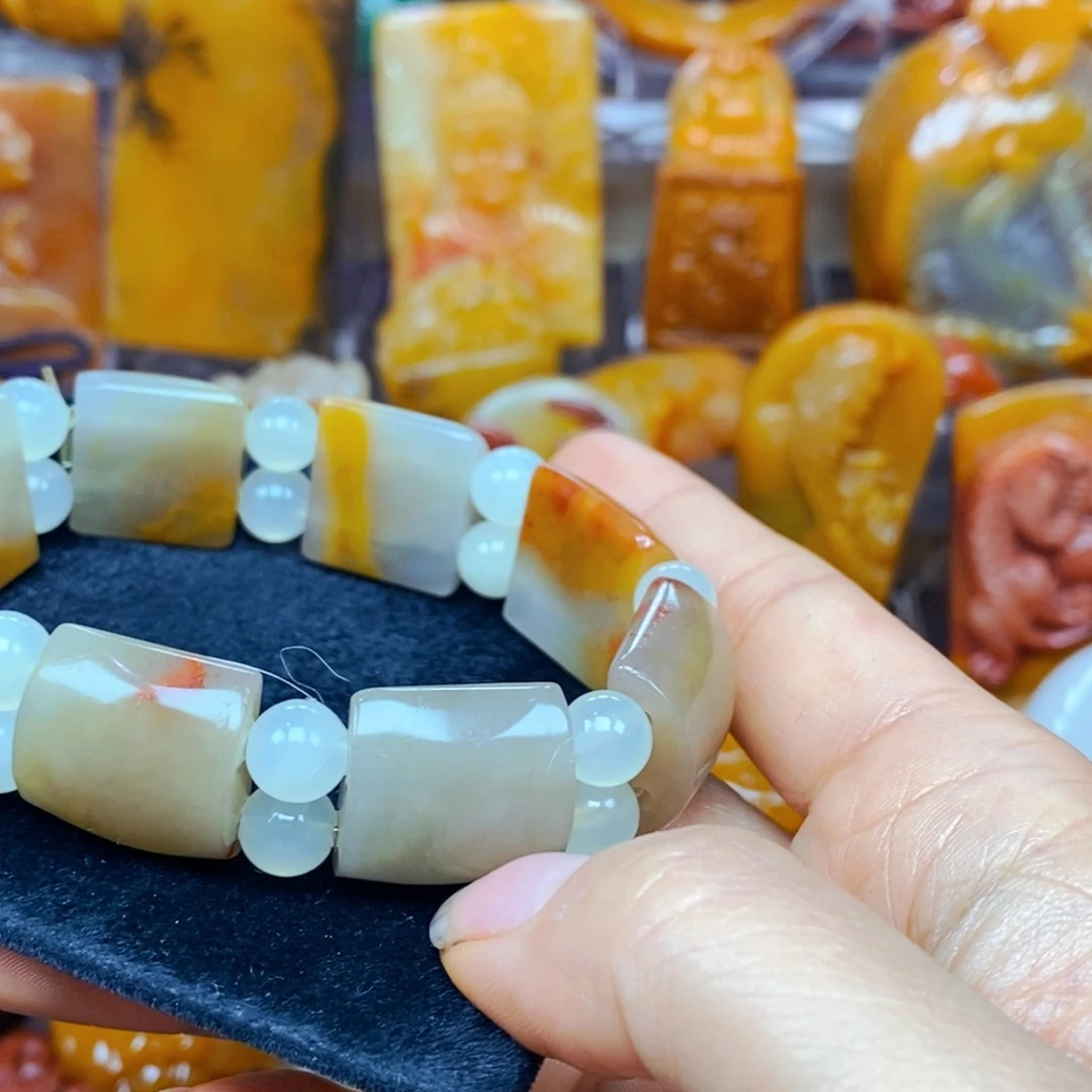 未镶嵌石英质玉（黄龙玉）颈饰