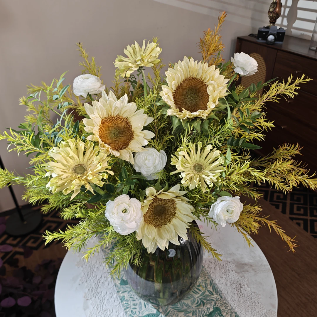 【奶油芝士】奶油向日葵3枝+白洋牡丹5枝+香格里拉3+九星叶+千层金