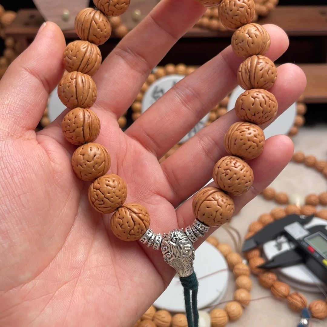 桃核手串天***。桃核手持野生盘锦黄金甲