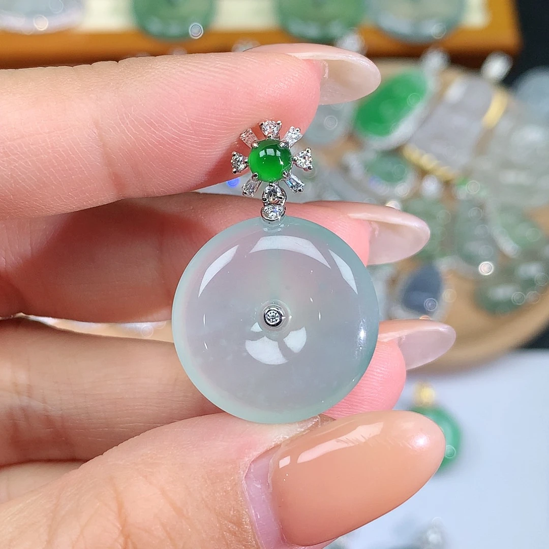 翡翠18K金镶嵌颈饰翡翠