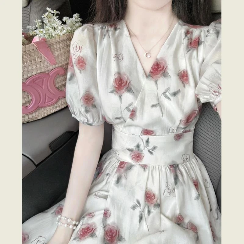 法式泡泡袖V领碎花连衣裙女夏季收腰显瘦高级感度假风气质长裙