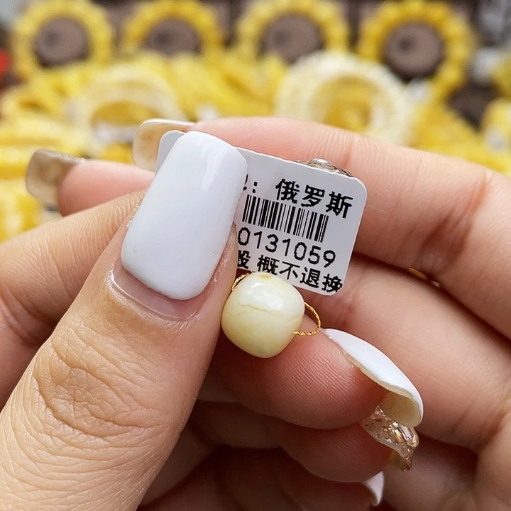 琥珀裸石未镶嵌老型尺寸9.6*8.6mm带皮色