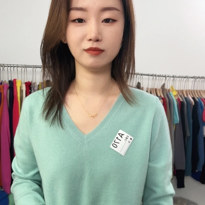 170 纯羊绒绿色v领