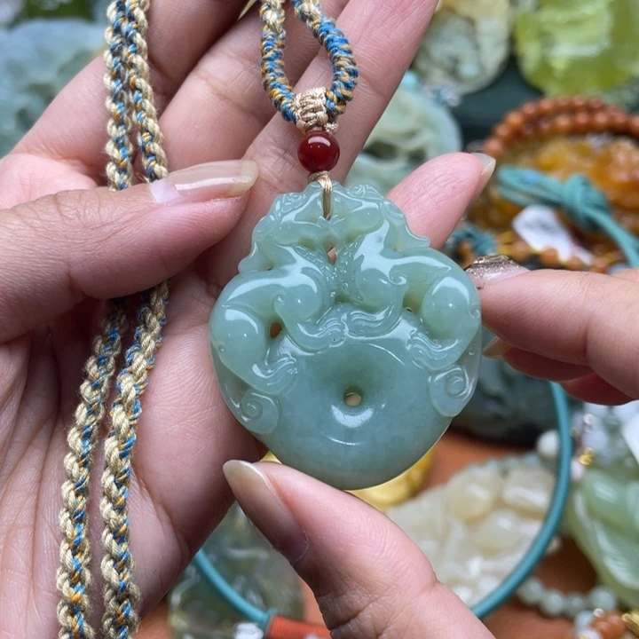 蛇纹石玉吊坠合金