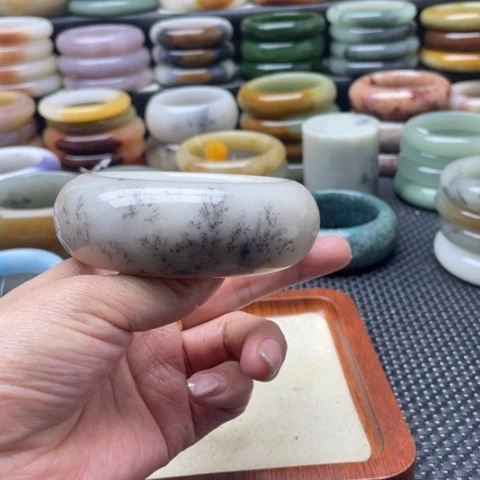 卷***卷石英岩玉未镶嵌手镯