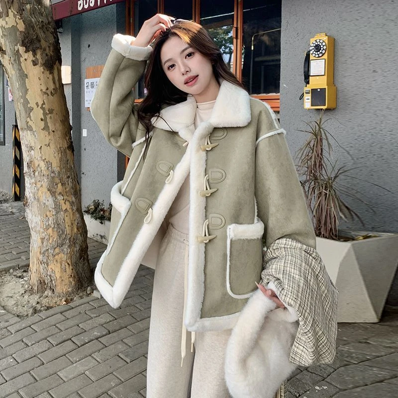 绿色小个子牛角扣仿羊羔毛外套女冬季2025新款保暖宽松短款上衣