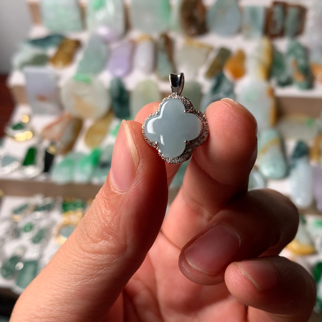 翡翠未镶嵌颈饰危地马拉翡翠，四叶草吊坠