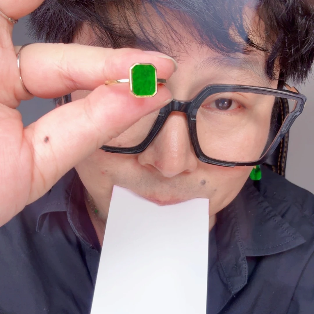 翡翠未镶嵌颈饰一件