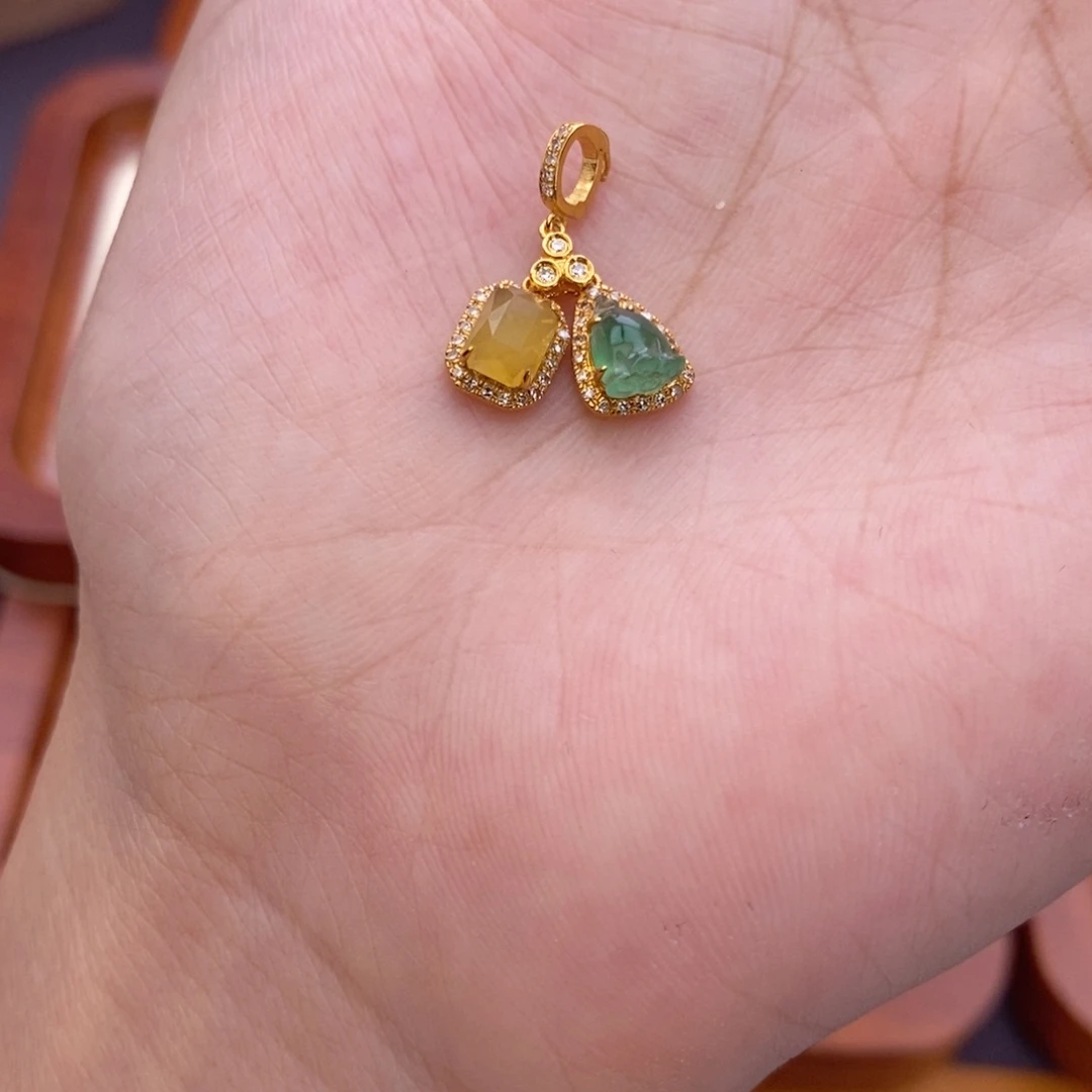 翡翠18K金镶嵌颈饰中**装翡翠