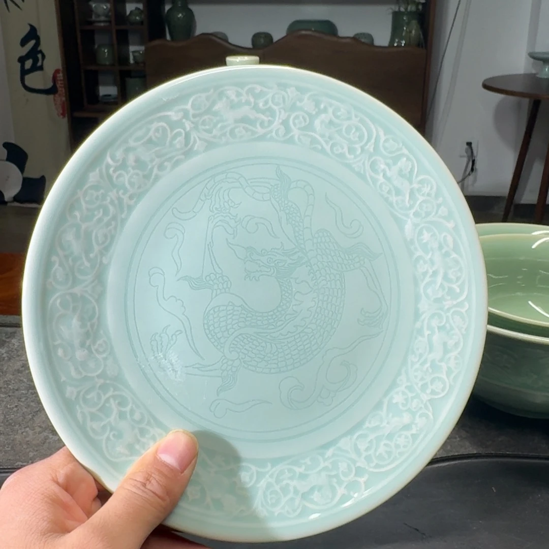 微瑕天青色宝相花龙盘一只