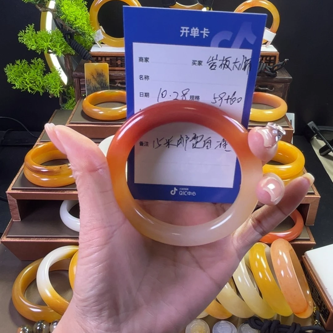 未镶嵌手镯石英质玉岩***姐