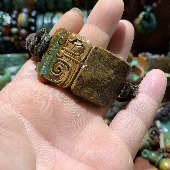 未镶嵌岫岩河磨玉（透闪石质玉）挂件