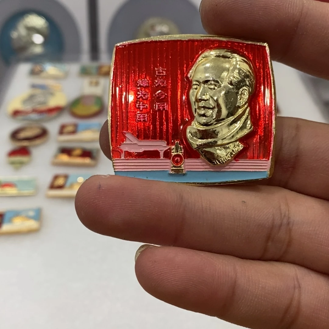 其他普通金属红色纪念章围脖样板戏