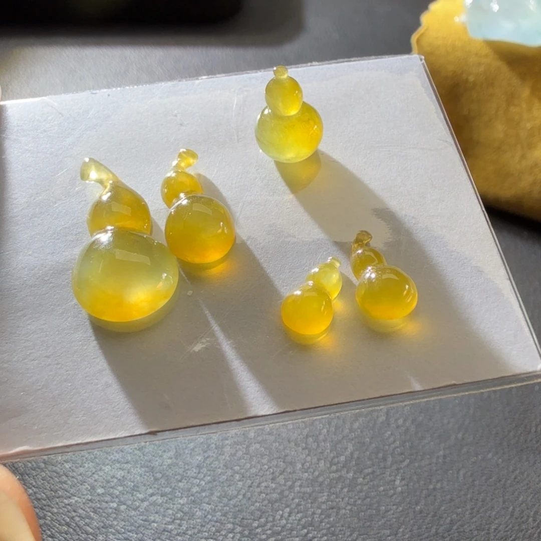 翡翠未镶嵌颈饰珠光宝气