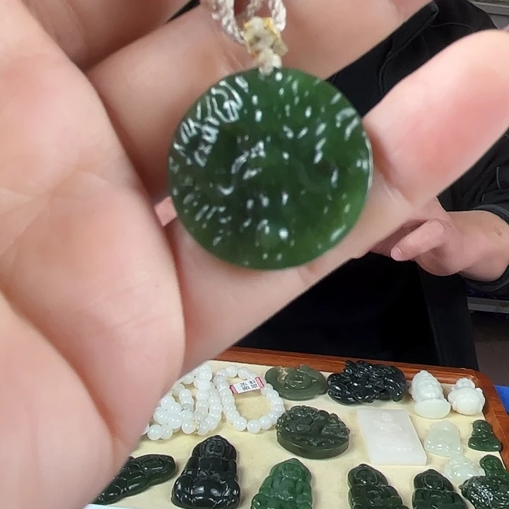 颈饰未镶嵌和田玉（碧玉）