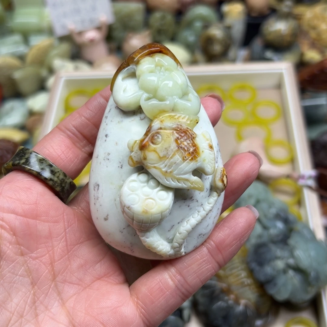 盛***年岫玉未镶嵌颈饰花玉手玩鱼